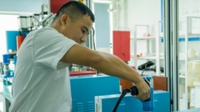 精准、高效！看灵科超声波手持式焊接机革新汽车门板制造