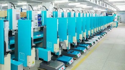 告别漏光开裂！<i style='color:red'>珠海超声波焊接机</i>重塑后尾灯罩品质标准