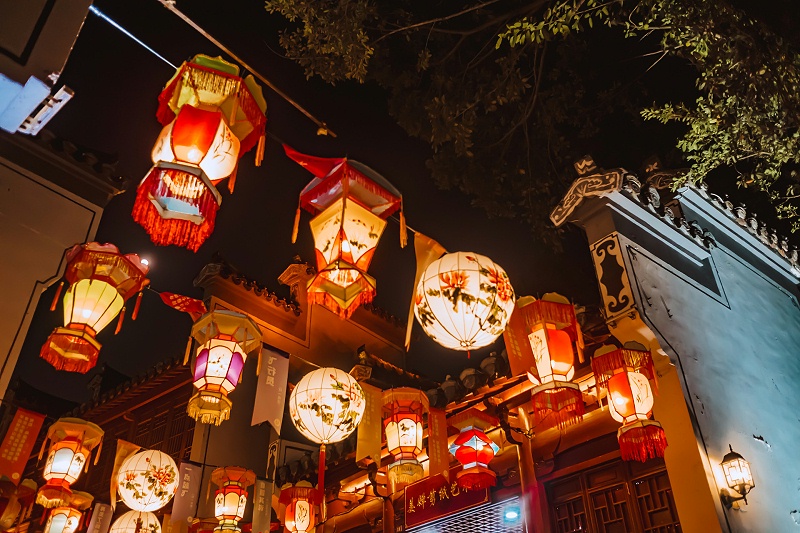 千库网_夜晚灯饰灯笼逛灯会猜灯谜摄影图配图_摄影图编号151599 千库网_夜晚灯饰灯笼逛灯会猜灯谜摄影图配图_摄影图编号151599