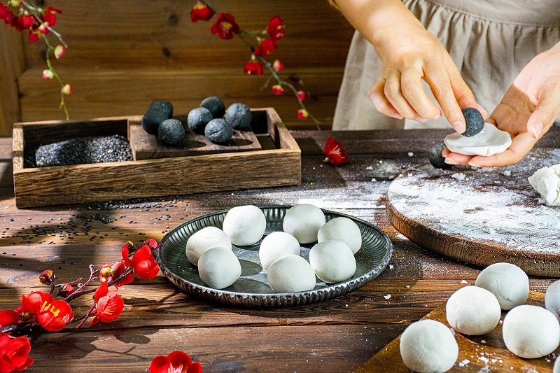 千库网_芝麻汤圆中午芝麻汤圆室内制作摄影图配图_摄影图编号264909 千库网_芝麻汤圆中午芝麻汤圆室内制作摄影图配图_摄影图编号264909
