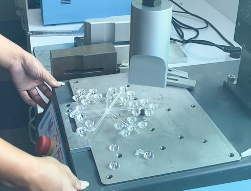 <i style='color:red'>超声波振落</i>水口工艺的工作原理